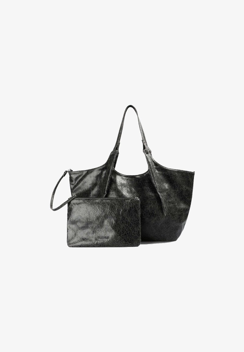 Zwarte leren tote bag met textuur, voorzien van twee handvatten en een bijpassende ritstas. Beide hebben een glanzende, gekreukelde afwerking.