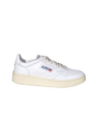 Sneakers bianchi in pelle con finitura testurizzata, dotati di suole in gomma beige, lacci grigi e marchiatura blu e rossa sul lato.