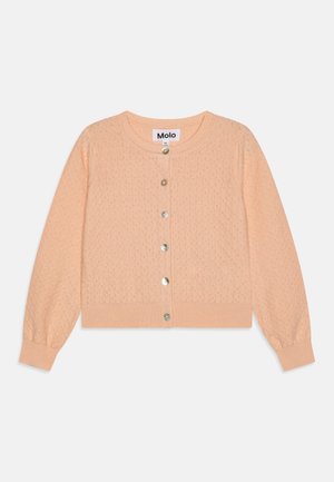 Strikcardigan i ferskenfarve med lange ærmer, rund hals, knaplukning foran og diskret hulmønster, mærket "Molo" indeni kraven.