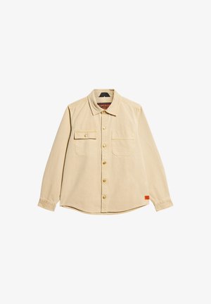 Beige skjorte med knapper, lavet af bomuld, med to brystlommer, gyldne knapper og en afrundet kant. Etiketten indeni kraven siger "Superdry".