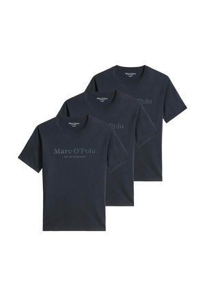 Tre sorte Marc O'Polo T-shirts med korte ærmer lag på lag, hver med rund halsudskæring og subtil brandtekst foran.