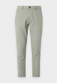 Pantaloni grigi chiari con una vestibilità slim, dotati di chiusura a bottone, tasche frontali inclinate e un tessuto morbido e testurizzato. Le caviglie presentano orli con risvolto.