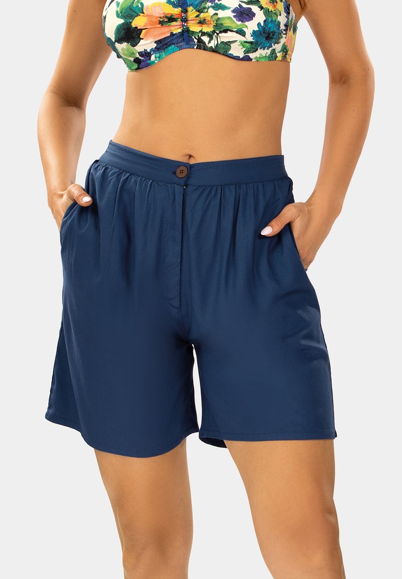 Granatowe szorty wykonane z lekkiego materiału, z elastycznym paskiem w talii oraz zapięciem na guziki i bocznymi kieszeniami. Gładka struktura.