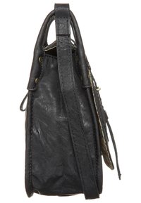 Svart läderhandväska med texturerad yta, försedd med en enda rem, kontrasterande sömmar och dekorativa sidodetaljer.