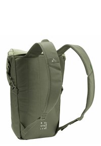 Mochila verde hecha de material reciclado, con correas ajustables, un diseño estructurado y logotipo de la marca en relieve en la parte frontal.