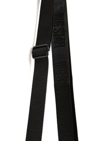 Černý nylonový popruh má texturovaný povrch s embosovaným písmem, nastavitelnou plastovou sponu a silné švy pro zajištění odolnosti.