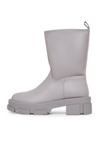 Bota alta hasta la rodilla de color gris, hecha de material sintético liso, con punta redonda, suela gruesa y una lengüeta en la parte trasera.