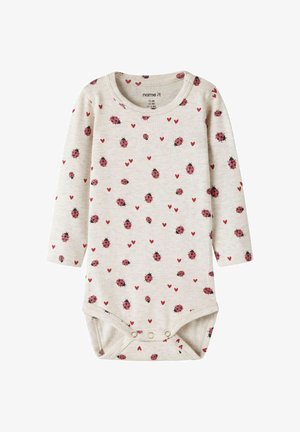 Roomkleurige babybody met lange mouwen met roze lieveheersbeestjes en rode hartjes, met drukknoopjes onderaan.