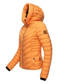 Oranžová prešívaná bunda s kapucňou, so zipsom vpredu, vzorom v tvare písmena V, elastickými manžetami a logom na ľavom rukáve.