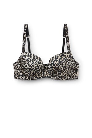 Soutien-gorge à imprimé léopard avec des bretelles noires, des bonnets avec armatures et des bordures festonnées. Présente une texture de tissu lisse et une forme structurée.