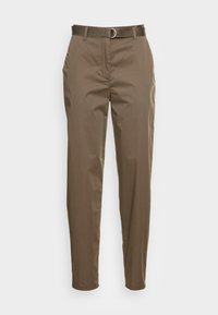 Bruna, figurnära byxor med slät front, bältesöglor och en rund metallspänne. Slät tyg med en lätt lyster och tapered ben design.