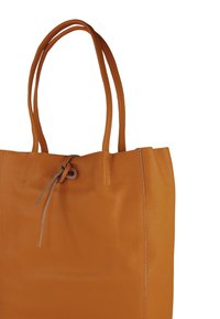 Orangene Ledertasche mit zwei langen Tragegriffen, strukturiertem Oberflächen, gerafftem Verschluss und sichtbaren Nähten in einem helleren Farbton.