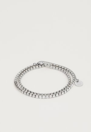 Bracelet en argent à double couche avec des pierres taillées en carré transparent et une chaîne ajustable se terminant par un petit charme circulaire.