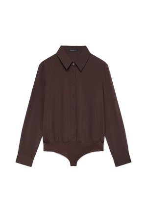 Body marron foncé à manches longues avec col, fermeture par boutons et détail de taille élastique sur fond blanc.