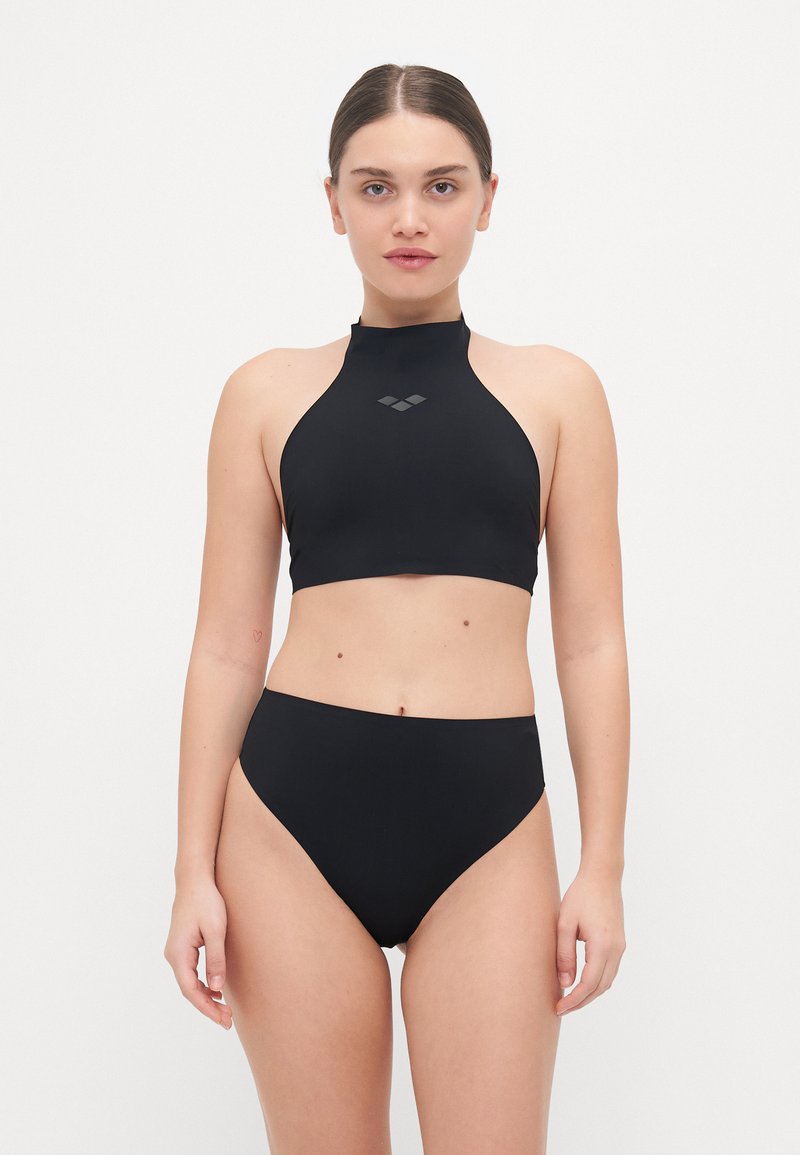 Fekete bikini szett, amely magas nyakú crop toppból és magas derekú alsóból áll. Simább, rugalmas anyagból készült, minimális márkázással.
