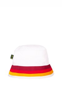 Witte bucket hat met rode, oranje en gele horizontale strepen aan de rand; gemaakt van lichtgewicht stof met een gestikte rand.