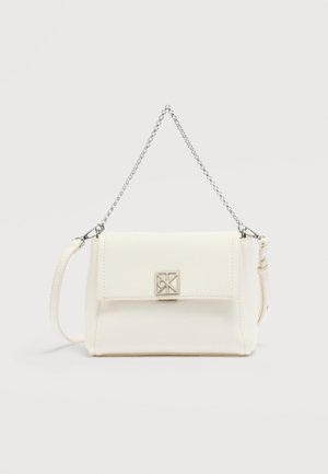 Biała torebka z ekoskóry o teksturowanym wykończeniu, srebrnym łańcuszkowym paskiem i przednią klapą ozdobioną geometryczną metalową klamrą.