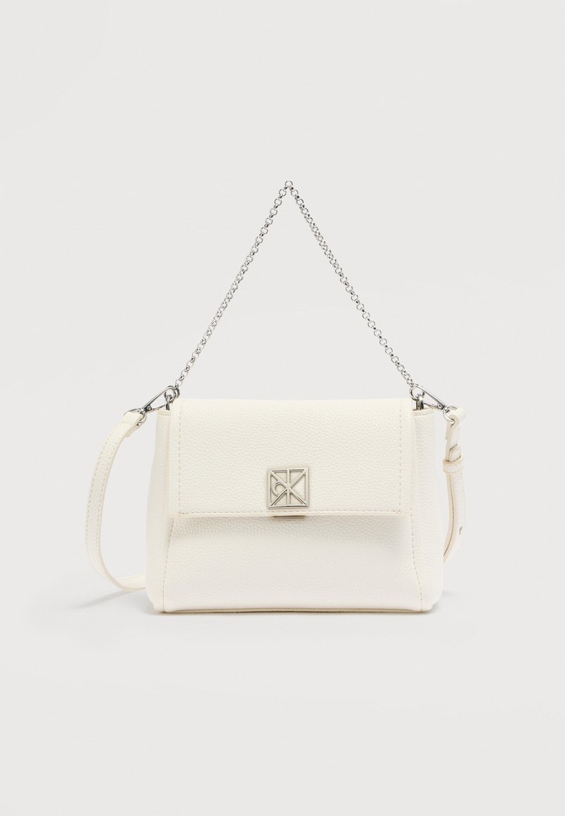 Λευκή τσάντα χειρός από συνθετικό δέρμα με υφή, ασημένια αλυσίδα ιμάντα και μπροστινό καπάκι διακοσμημένο με γεωμετρική μεταλλική αγκράφα.