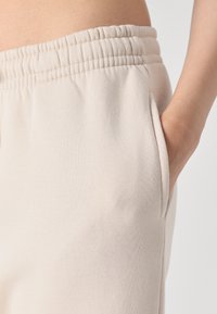 Gina Tricot BASIC STRAIGHT - Spodnji deli trenirk - rainy day
