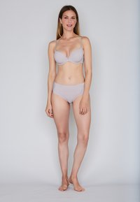 Hellgrauer gepolsterter BH mit gepunktetem Muster und verstellbaren Trägern, kombiniert mit passendem, hoch tailliertem Bikinihöschen, beide aus glattem Stoff gefertigt.