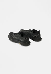 Scarpe da trekking Merrell nere con parte superiore texture, punta arrotondata e suola robusta. Le caratteristiche includono dettagli con logo e suola in gomma Vibram.
