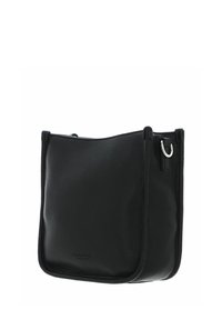 Sac à main en cuir noir avec une finition texturée, forme rectangulaire, fermeture supérieure et accents de quincaillerie ton argenté. Logo visible à l'avant.