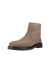 Botín de ante color topo con puntera redonda, detalles de costuras laterales y suela baja de caucho marrón oscuro. Diseño minimalista y textura lisa.