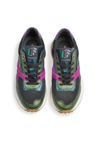 Moniväriset lenkkikengät, joissa on musta verkkokangas, vihreät teksturoidut yksityiskohdat, purppuraiset mokkaverhoukset ja valkoinen pohja, jossa on kuvioitu pito.