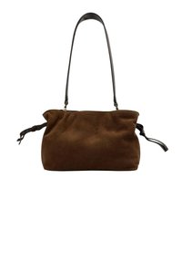 Bolso de hombro de ante marrón con un diseño suave y relajado, que presenta una correa de cuero negra y lazos a cada lado para un cierre ajustable.