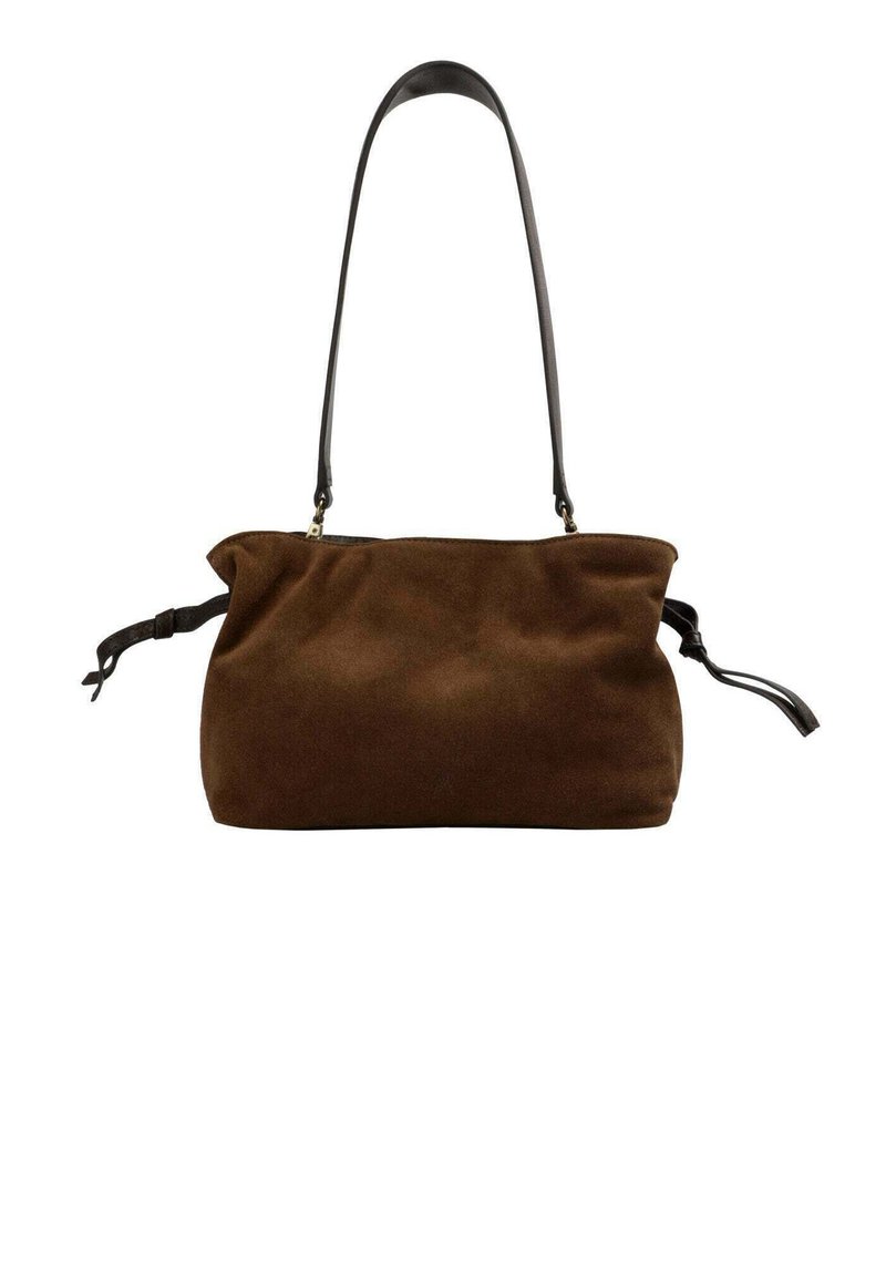 Bolso de hombro de ante marrón con un diseño suave y relajado, que presenta una correa de cuero negra y lazos a cada lado para un cierre ajustable.