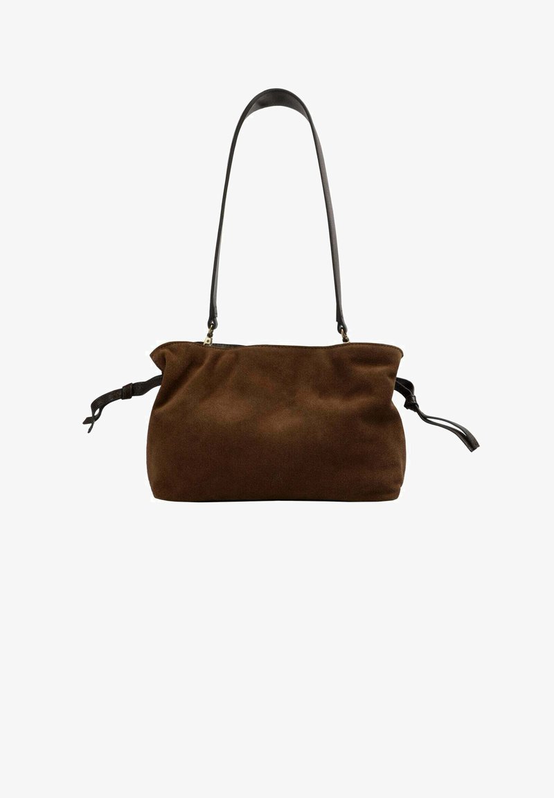 Bolso de hombro de ante marrón con un diseño suave y relajado, que presenta una correa de cuero negra y lazos a cada lado para un cierre ajustable.