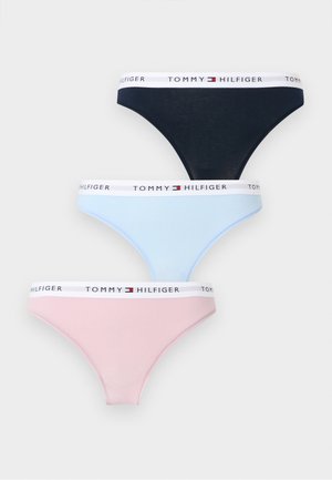 Drie Tommy Hilfiger damesbikinislips in zwart, lichtblauw en roze, elk met een witte tailleband met het logo.