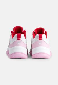 Baskets de sport roses et blanches avec une tige texturée, un col rouge rembourré et une languette de tirage. La semelle est rose avec un motif de semelle pour une meilleure adhérence.