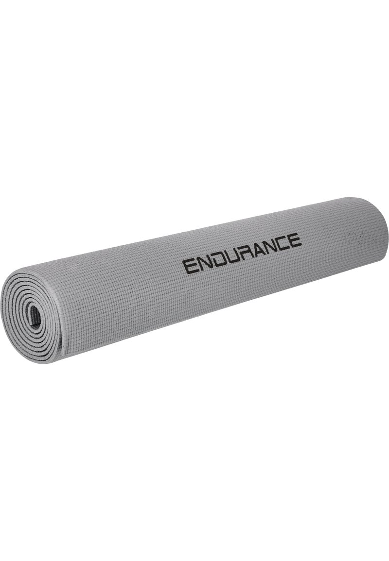 Grå yogamatta med en tekstureret overflade, rullet sammen. Har ordet "ENDURANCE" trykt i sort langs siden.