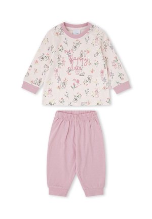 Camiseta blanca de bebé de manga larga con estampados florales y de animales en rosa, puños rosas, combinada con pantalones rosas lisos con cintura elástica.