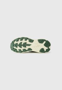 Grüner und cremefarbener Trailrunning-Schuhsohle mit multidirektionalen Stollen für Traktion, ausgestattet mit einem strukturierten Design und strapazierfähigem Gummi-Material.