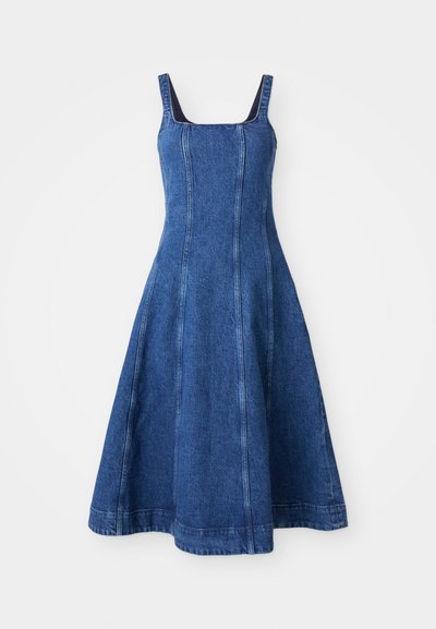 Teksast lina kleit, millel on loodud pealmine osa ja laienev seelik, kitsaste rihmade, ruudukujulise kaeluse ja nähtava õmbluse detailidega.