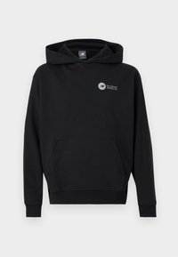 Μαύρο φούτερ με κουκούλα, τσέπη καγκουρό μπροστά και μικρό λευκό λογότυπο New Balance Athletics Inc. στο πάνω αριστερό μέρος του στήθους.