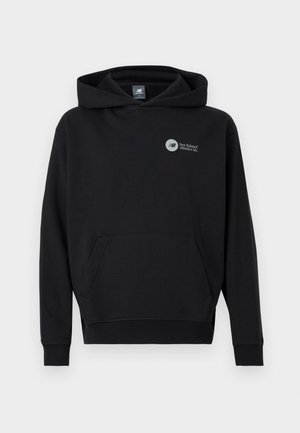 Hanorac negru cu buzunar tip cangur în față și logo alb mic New Balance Athletics Inc. pe partea superioară stângă a pieptului.