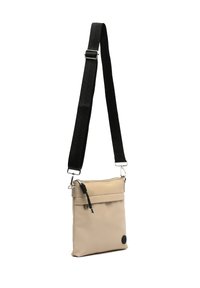 Bežna crossbody torba iz gladkega materiala, z zadrgo na vrhu, črnim nastavljivim trakom in okroglo logotipno podrobnostjo.
