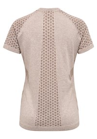 Camisa beige de manga corta con un patrón texturizado en el centro de la espalda y sutiles detalles acanalados cerca de los hombros.