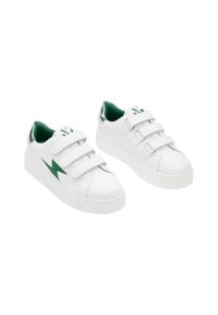 Baskets synthétiques blanches avec trois bandes Velcro, accent en forme d'éclair vert, doublure verte et semelle en caoutchouc blanc texturé.