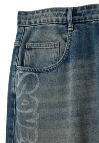 Falda de mezclilla en un lavado azul claro con una textura desvaída y un sutil patrón decorativo. Cuenta con un bolsillo frontal y un diseño de cinturilla estándar.