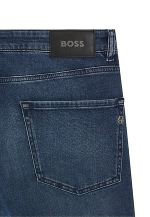 Granatowe dżinsy z denimu z skórzaną metką BOSS, z jedną tylną kieszenią i widocznymi detalami szwów. Zamek błyskawiczny w kieszeni bocznej.