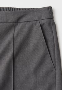 Grijze broek met een gestructureerde stof, een elastische tailleband en een zijzak met een klassiek plooidesign.