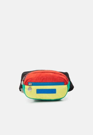 Lille, rektangulær crossbody taske med røde, gule, grønne og blå paneler, front lynlåslomme og sort justerbar rem.