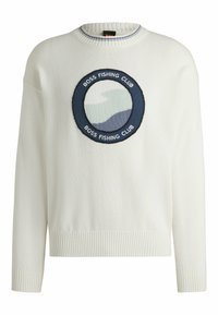 Maglione bianco a maglia con una toppa ricamata rotonda blu navy con la scritta "BOSS FISHING CLUB" e un design di onde in tonalità di verde e blu.