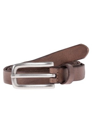 Bruine leren riem opgerold met een vierkante zilveren metalen gesp op een witte achtergrond.