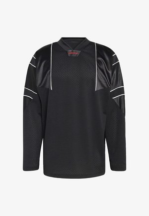 Crna duga majica s dugim rukavima od džersija s mrežastom teksturom, kontrastnim bijelim prugama na rukavima i ovratnikom u obliku slova V; logo marke u crvenoj boji.