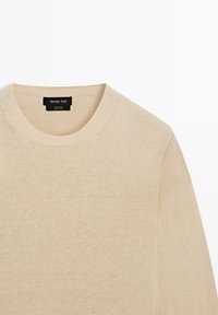 Beige trui met ronde hals gemaakt van 100% linnen, met een geribbelde kraag en een zwart Massimo Dutti-label aan de binnenkant van de halslijn.